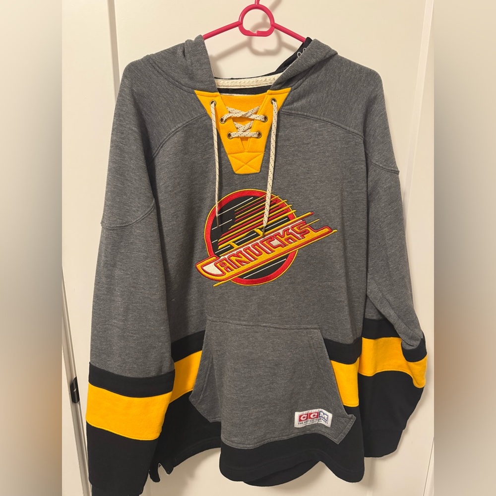 CCM Vancouver Canucks Lacer Fleece Hoodie